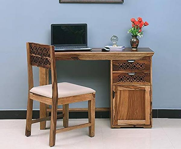 Meja belajar kayu dengan tampilan rustic